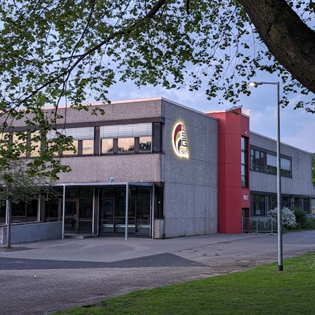 Das Foto zeigt eine Außenaufnahme des Albert-Schweitzer-Gymnasiums.
