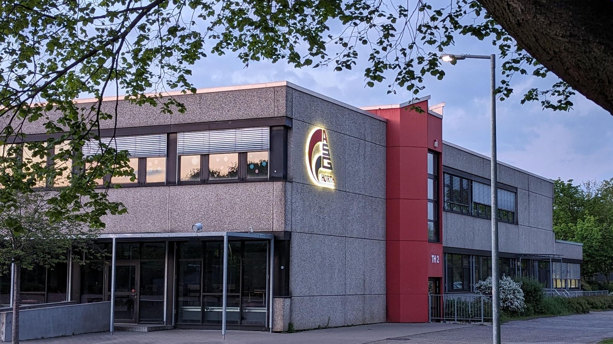Das Foto zeigt eine Außenaufnahme des Albert-Schweitzer-Gymnasiums.