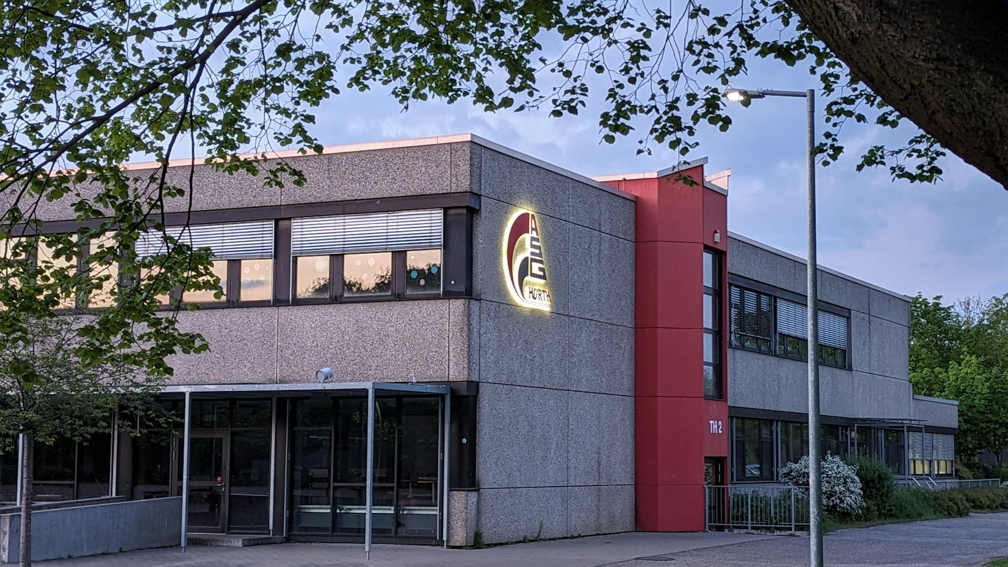 Das Foto zeigt eine Außenaufnahme des Albert-Schweitzer-Gymnasiums.