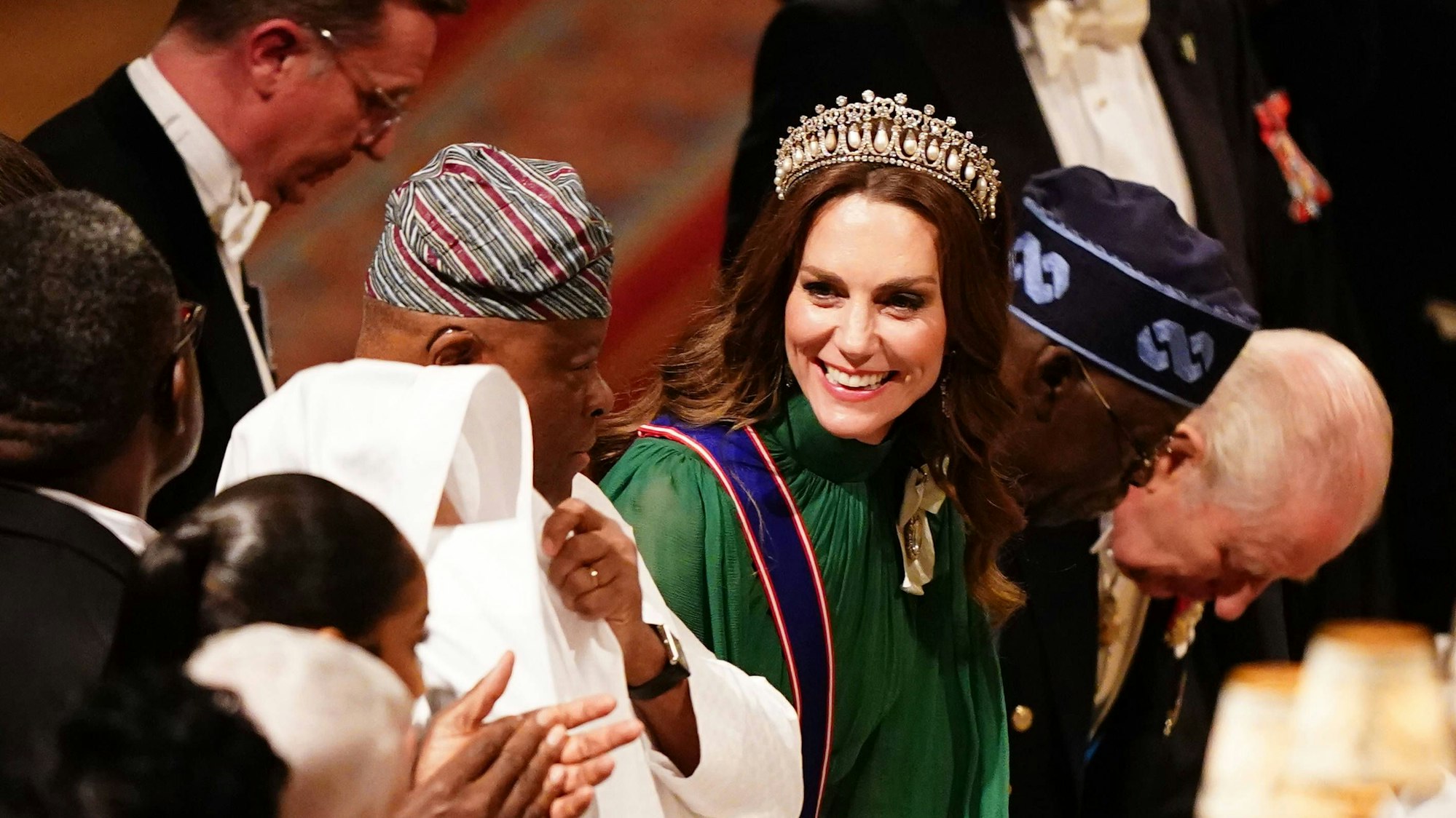 Prinzessin Kate begeistert in grüner Abendrobe und funkelnder Tiara.