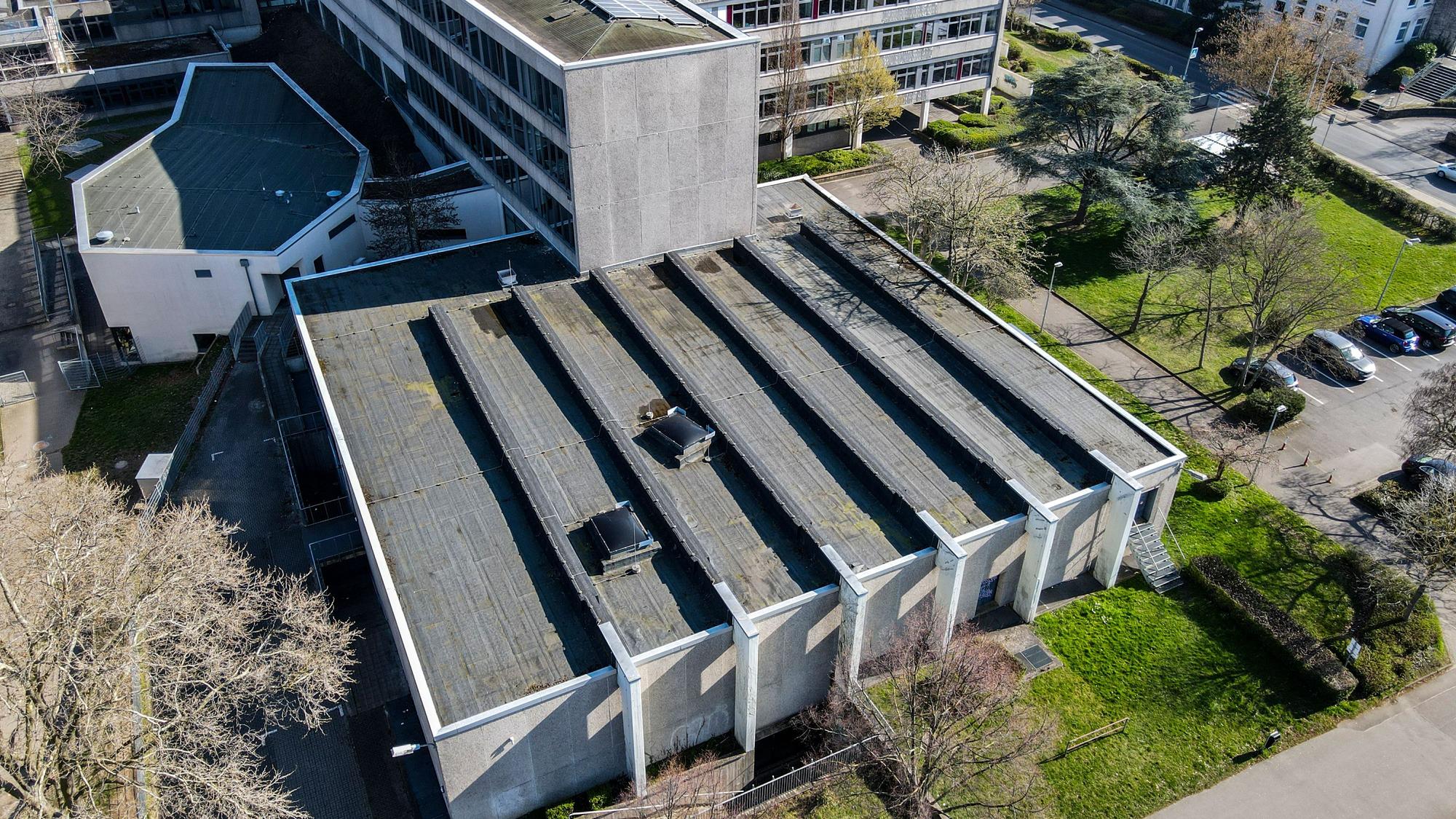 Ein Luftbild zeigt das Theatergebäude, daneben das Emil-Fischer-Gymnasium.