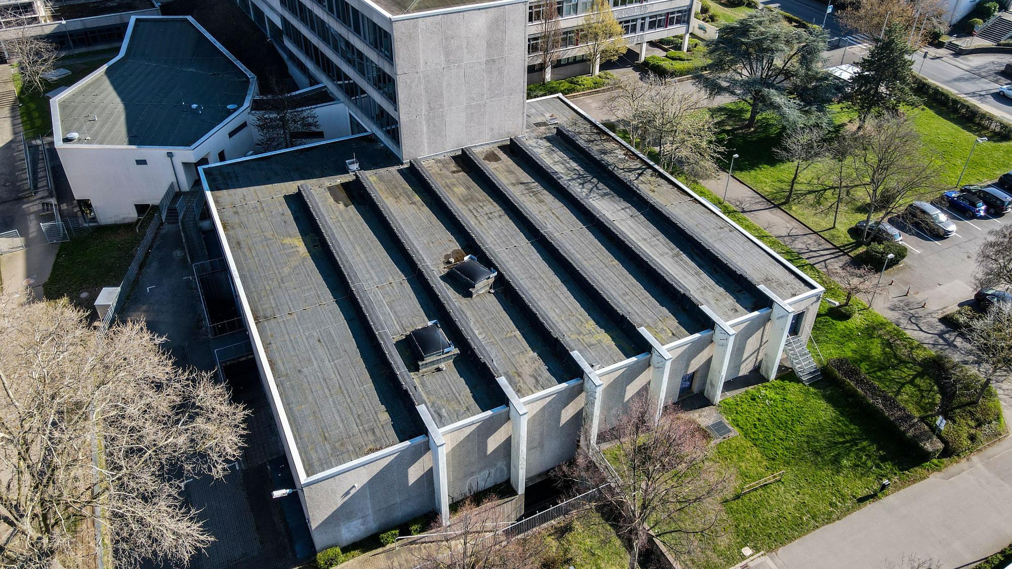 Das Luftbild zeigt das Stadttheater am Emil-Fischer-Gymnasium.