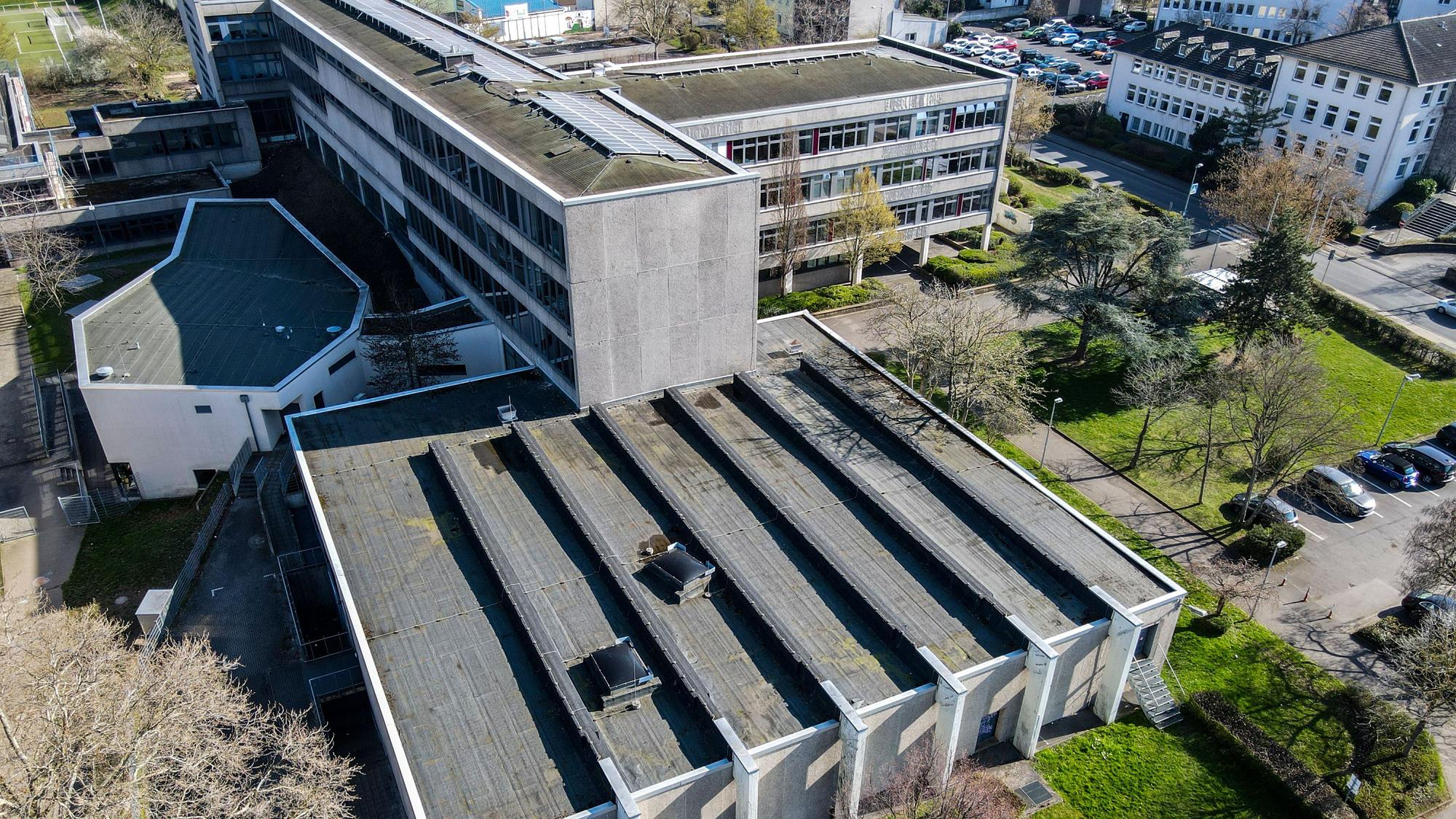 Das Bild zeigt das Euskirchener Gymnasium und das Stadttheater aus der Luft.
