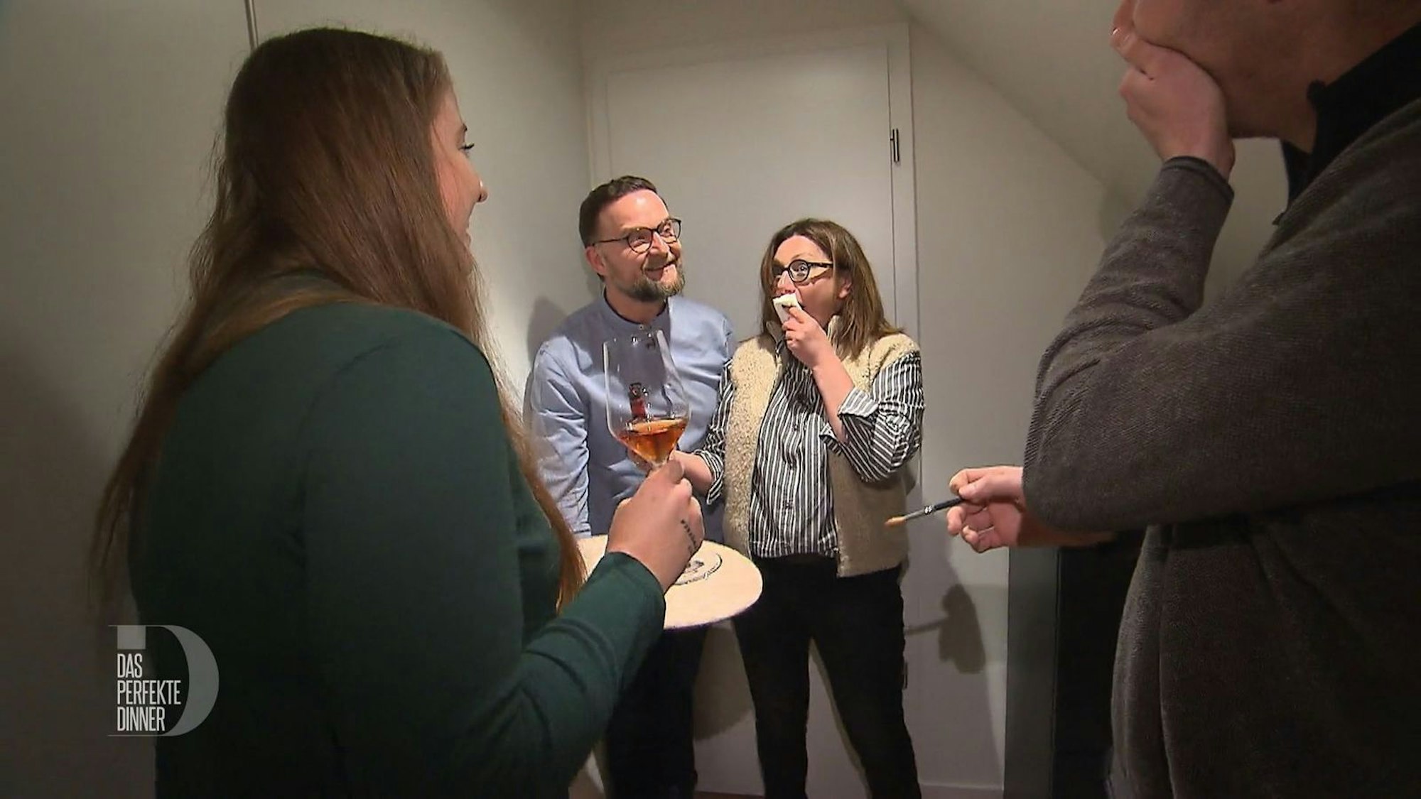 Beim Malen passiert Lilia (Zweite von rechts) ein Missgeschick.
(Bild: RTL)