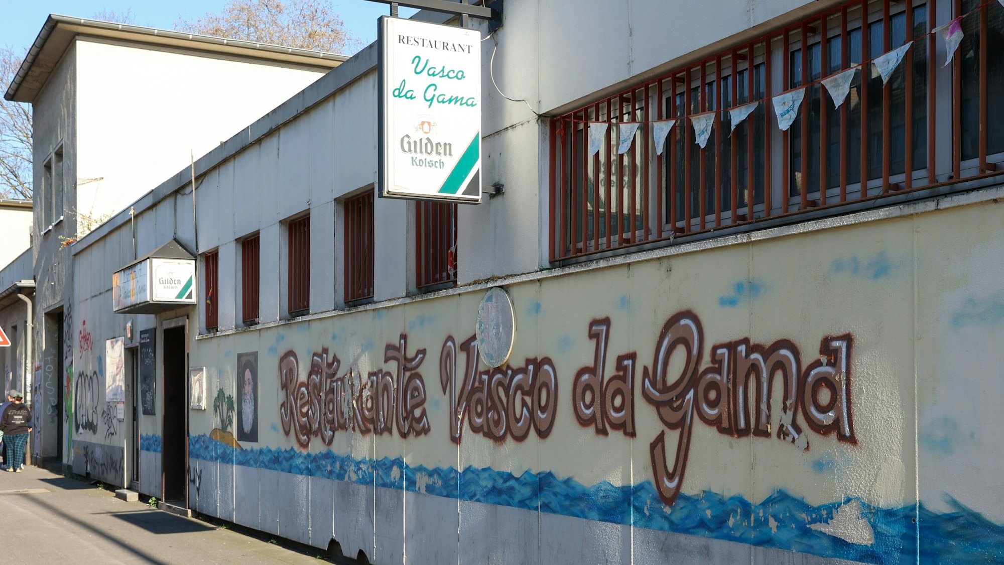 Die Fassage des Vasco da Gama in der Liebigstraße ist zu sehen. Darauf der Namensschriftzug in Graffiti.