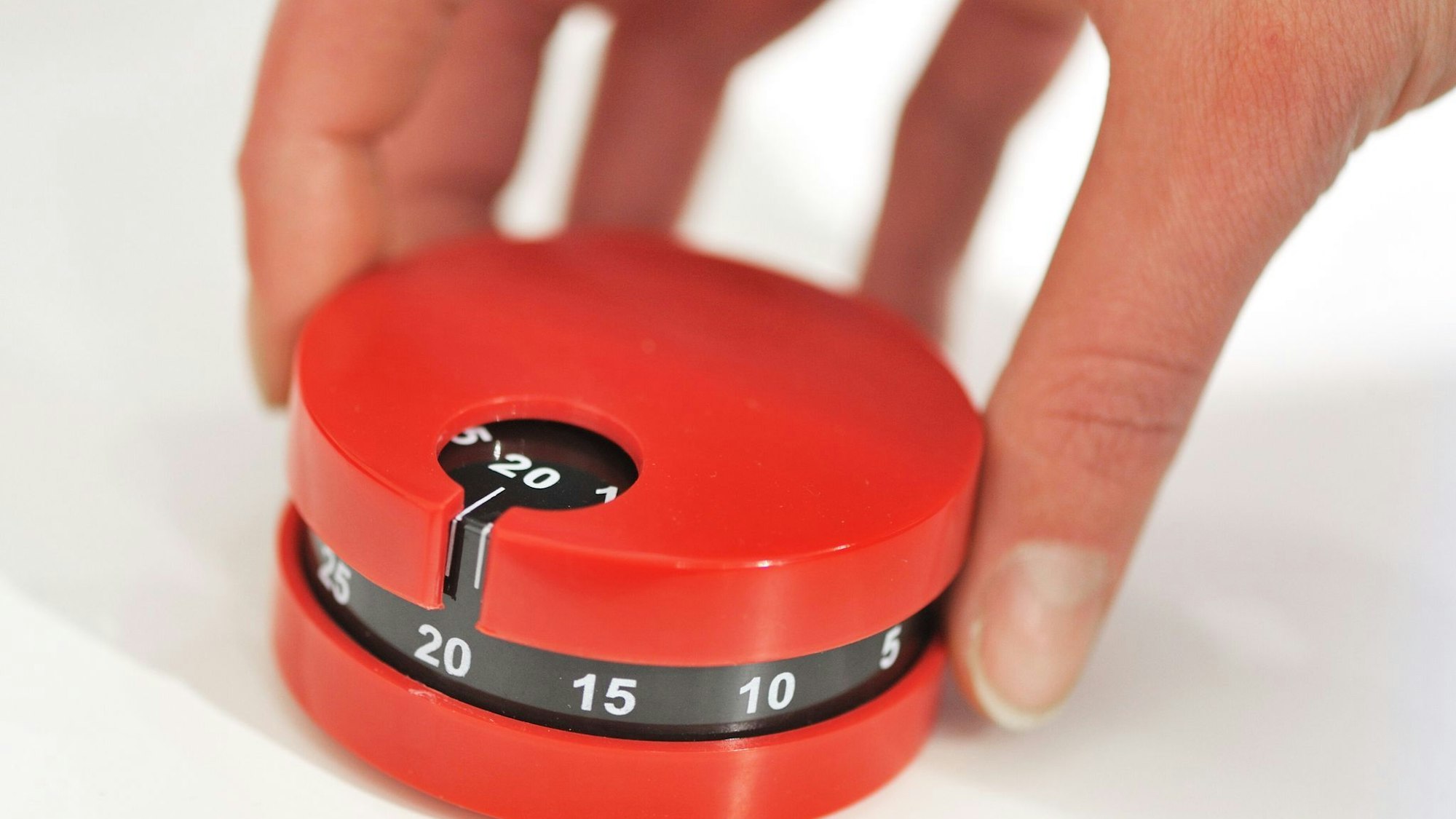 Eine Person stellt eine Küchenuhr