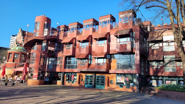 Dunkelrot ist das Gebäude des Bergischen Löwen.