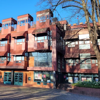 Dunkelrot ist das Gebäude des Bergischen Löwen.