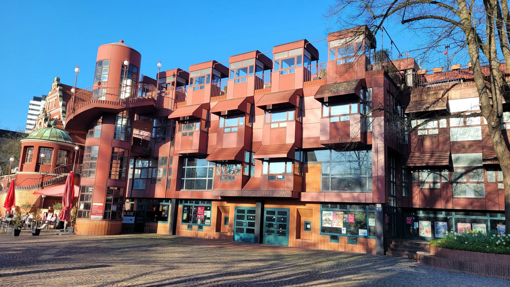 Dunkelrot ist das Gebäude des Bergischen Löwen.