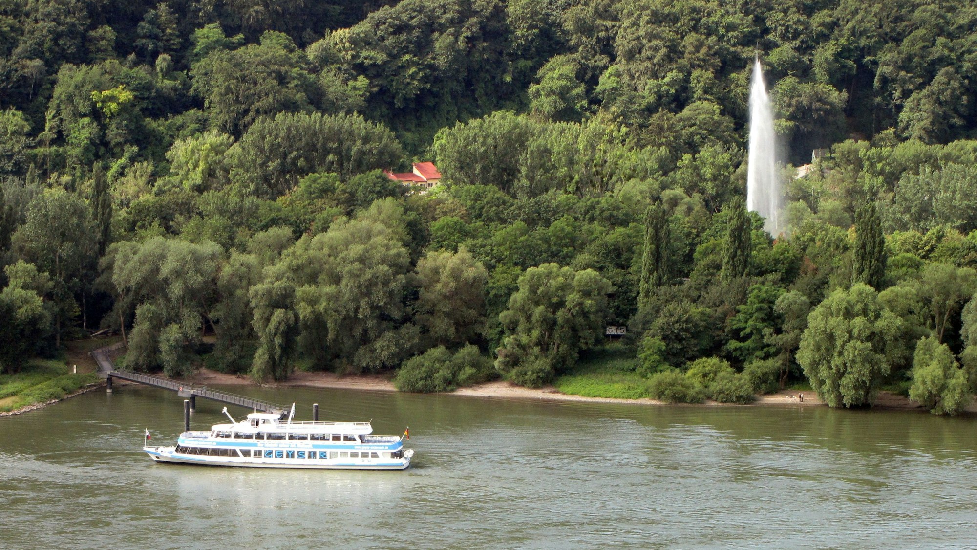 Die Wasserfontäne vom Geysir Andernach. (Archivbild)