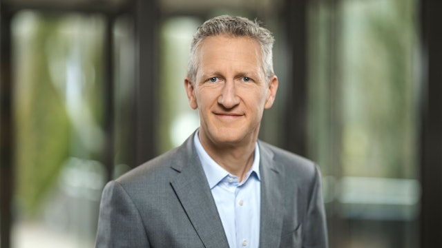 Stefan Salzer hat graues Haar und trägt einen grauen Anzug.