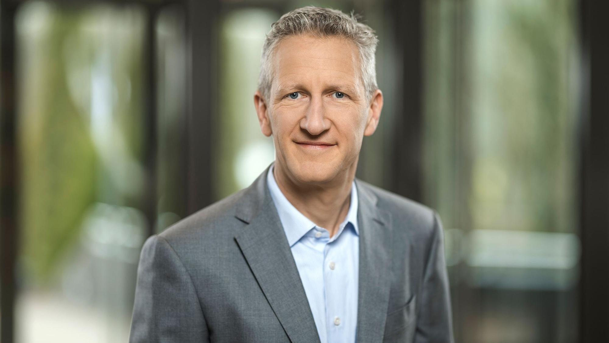 Stefan Salzer hat graues Haar und trägt einen grauen Anzug.