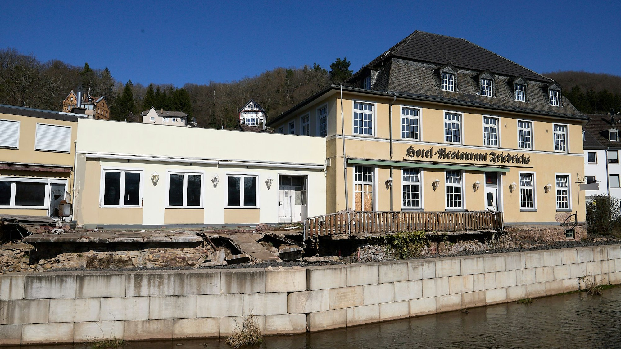 Vor dem großen Haus mit dem Schriftzug Hotel-Restaurant Friedrichs liegt Schutt.