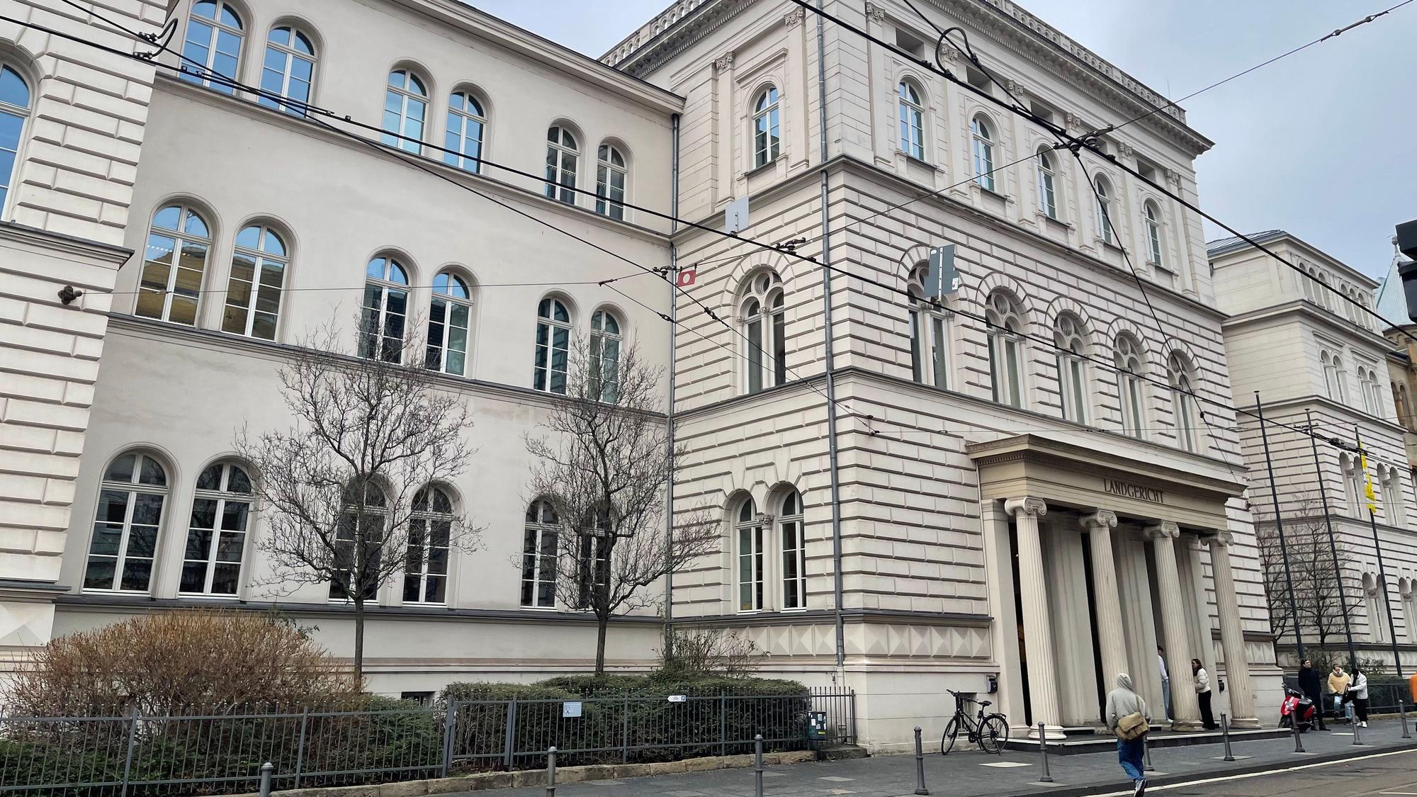 Ein Gerichtsgebäude im klassizistischen Stil.