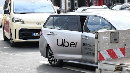 Ein Taxi und ein Über-Fahrzeug am Kölner Neumarkt