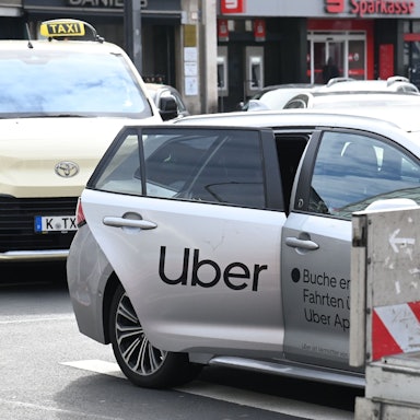 Ein Taxi und ein Über-Fahrzeug am Kölner Neumarkt