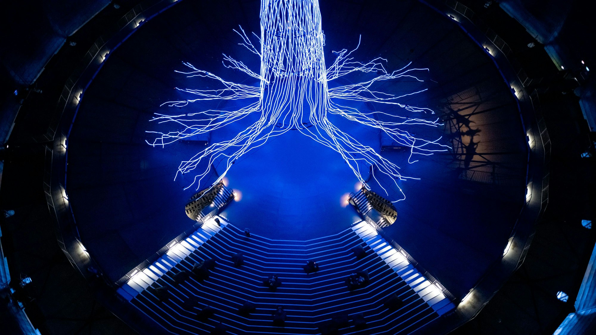 Die Lichtinstallation „Der Baum“ von Ars Electronica Solutions steht Ausstellung «Mythos Wald». Im Zentrum der Ausstellung steht ein rund 35 Meter hoher animierter Baum.