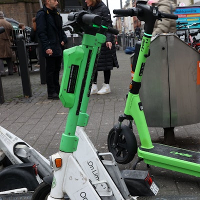 E-Scooter stehen in Köln herum.