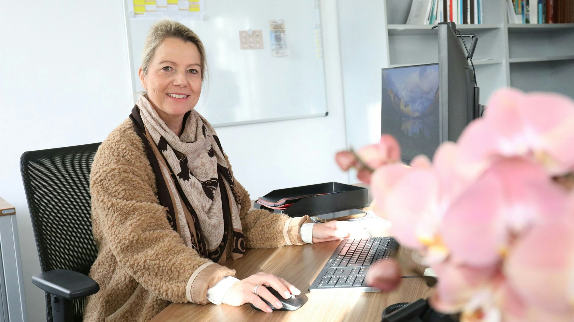 Eine Frau an einem Schreibtisch.