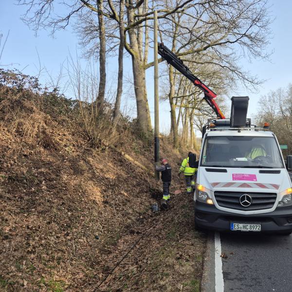 An der vielbefahrenen Straße zwischen der Stadt Waldbröl und ihrer Nachbargemeinde Windeck, der Bundesstraße 256 (Siegstraße, auch Schladernring), hat die Deutsche Telekom gerade einen neuen Internetmast in den Boden gebracht. Der Vorgänger war umgekippt.