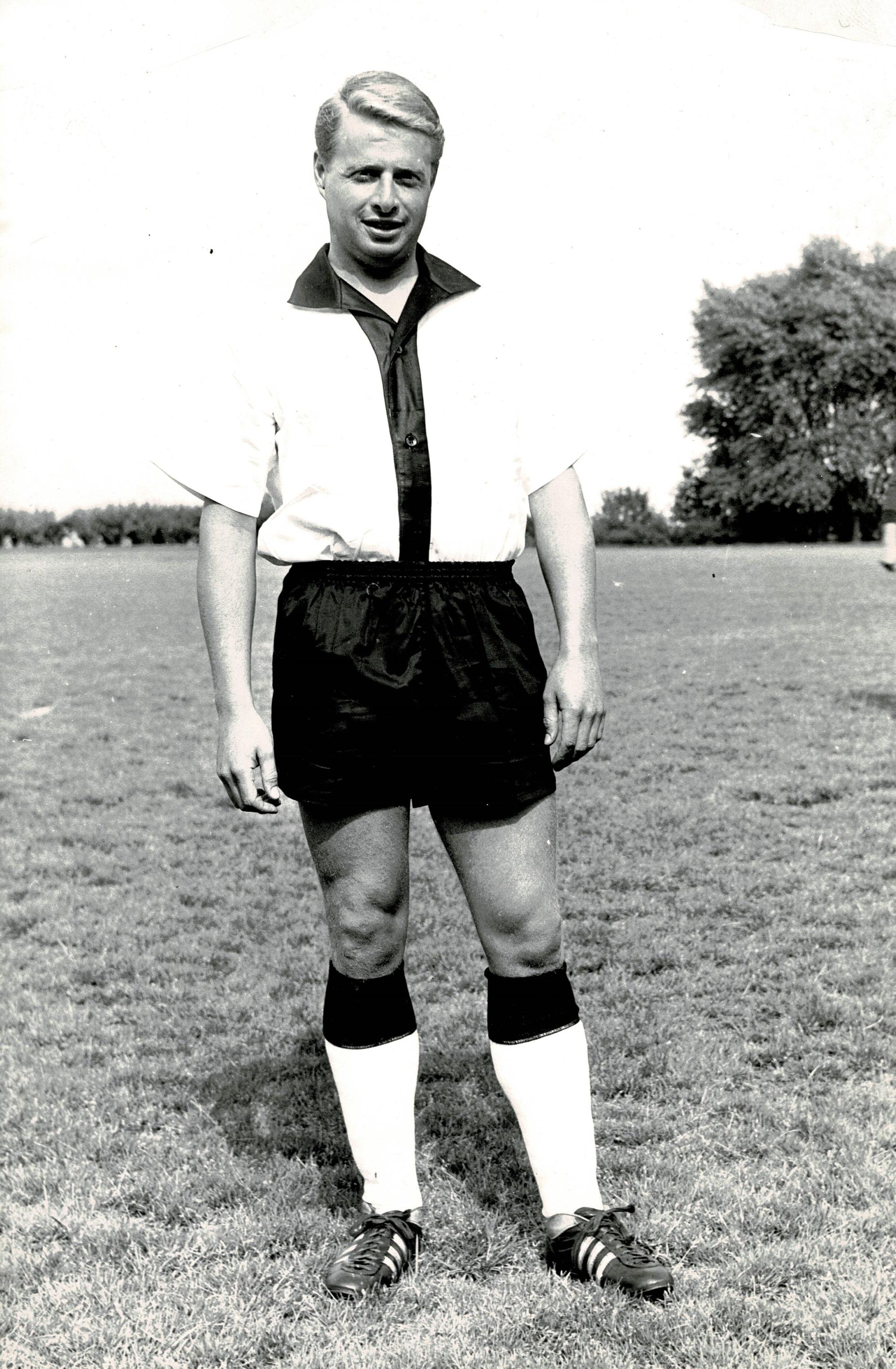 Auf dem alten Schwarz-Weiß-Foto ist ein Fußballer zu sehen.