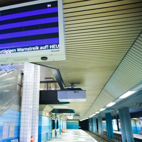 Die Anzeige der KVB am Rudolfplatz zeigt keine Bahnen an.