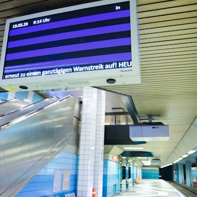 Die Anzeige der KVB am Rudolfplatz zeigt keine Bahnen an.