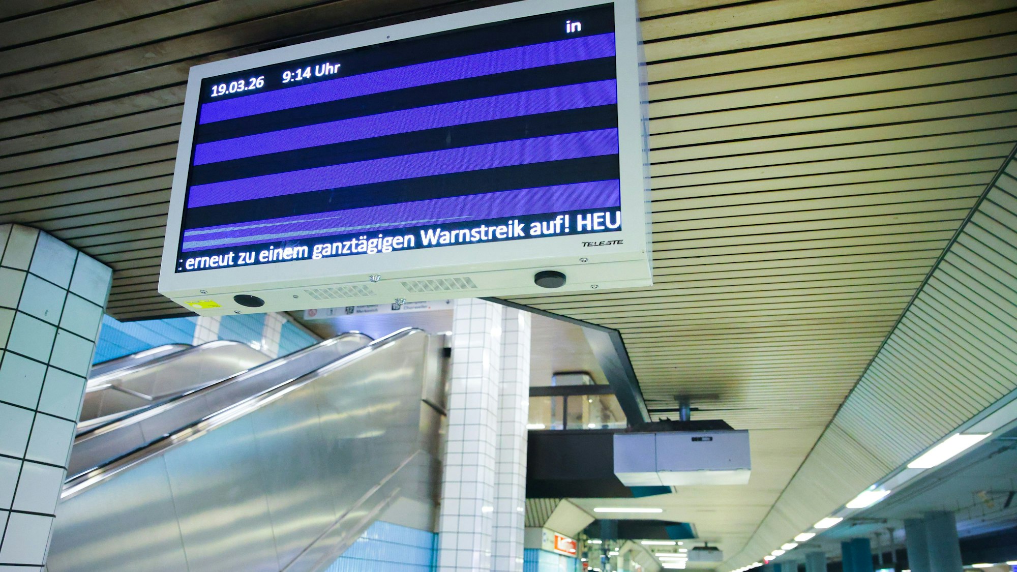 Die Anzeige der KVB am Rudolfplatz zeigt keine Bahnen an.