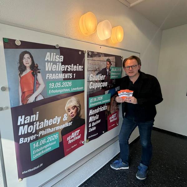 Christoph Böhmke zeigt das Plakat.