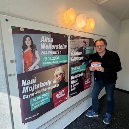 Christoph Böhmke zeigt das Plakat.