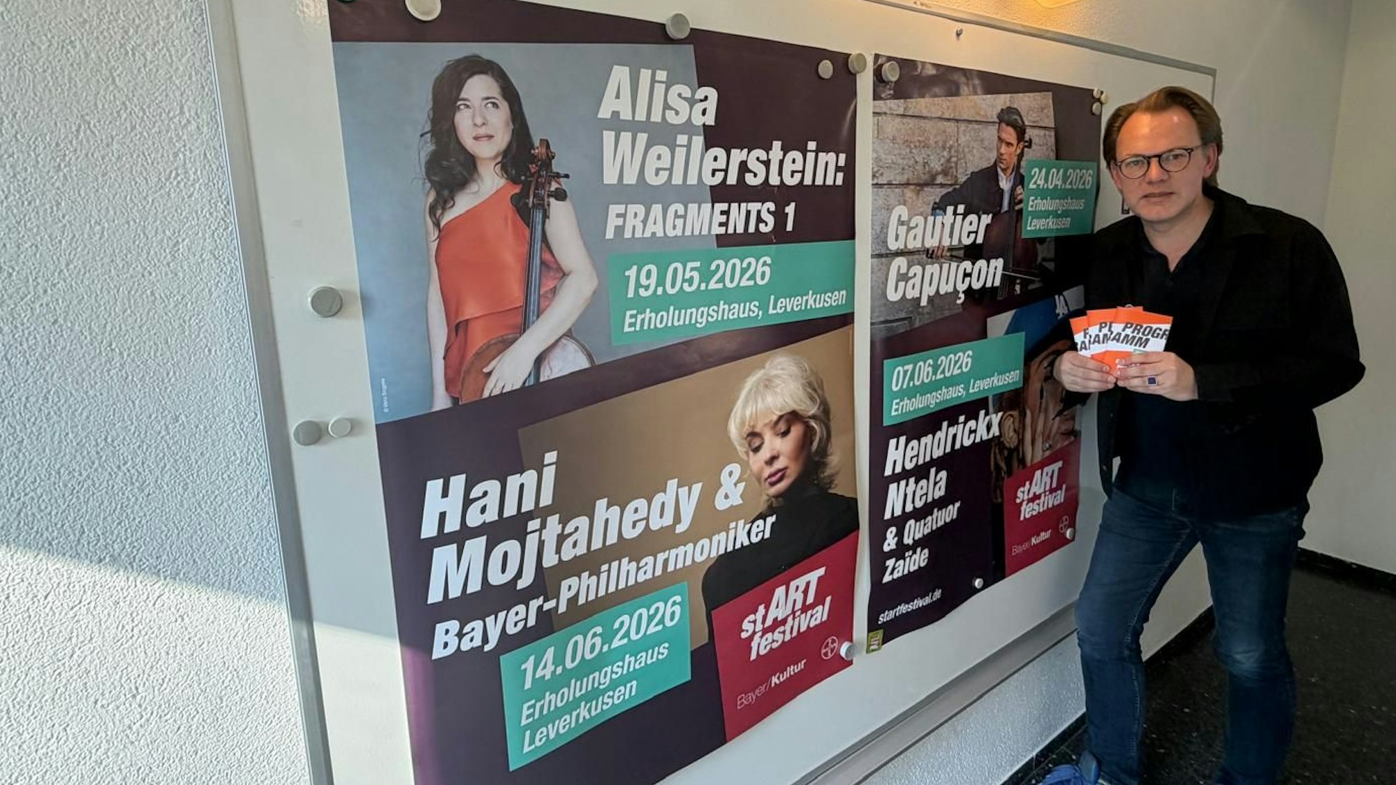 Christoph Böhmke zeigt das Plakat.