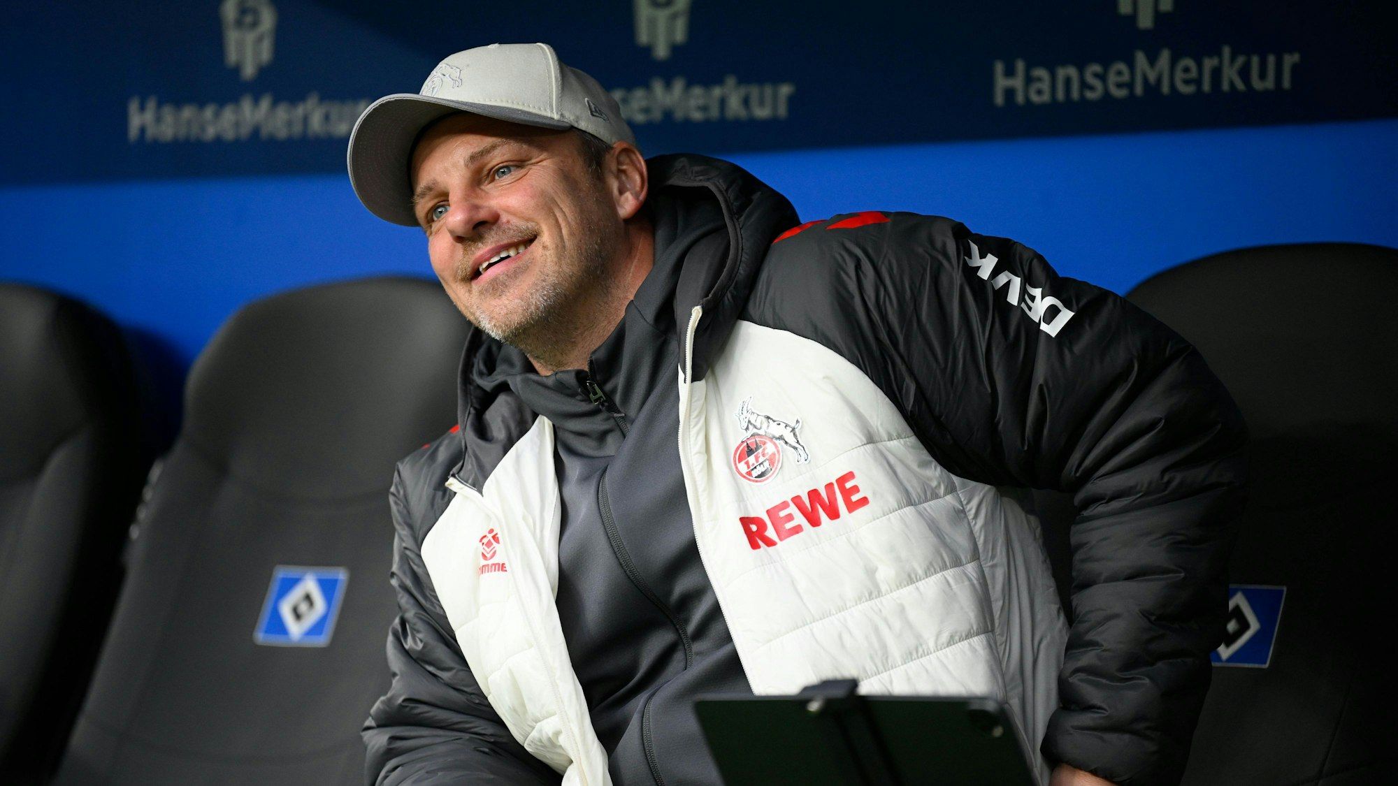 FC-Trainer Lukas Kwasniok lacht.