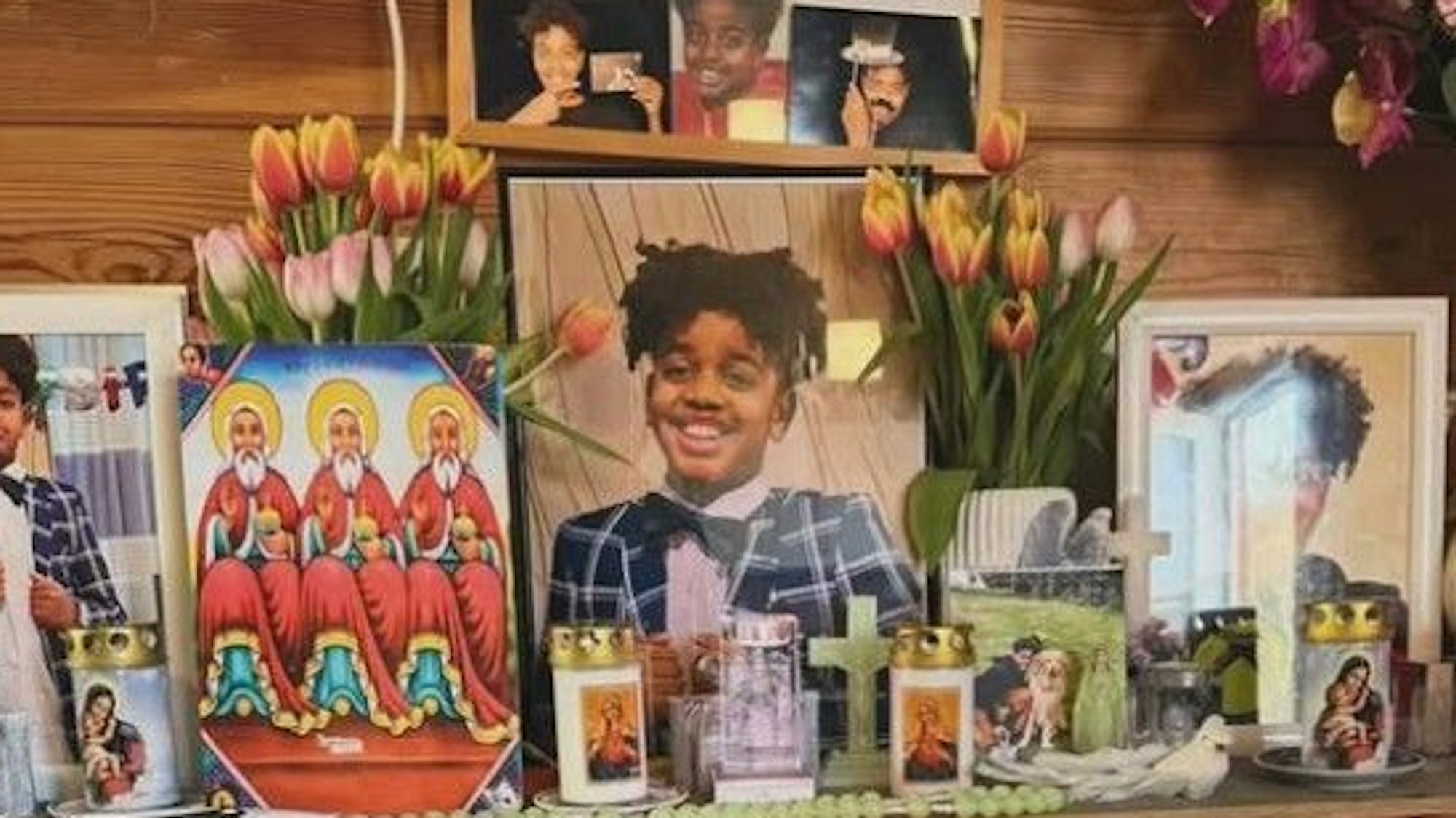 Mit Bildern und Blumen wird des gestorbenen Yosef gedacht.