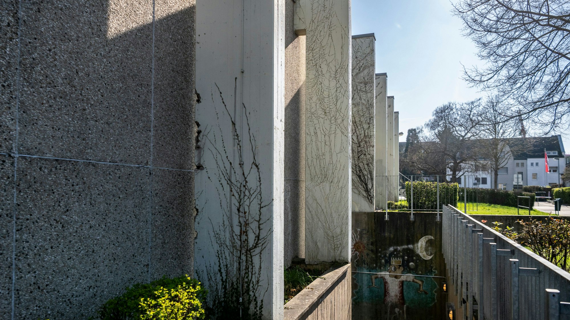 Das Bild zeigt die Fassade des Theatergebäudes mit einer Reihe von Pfeilern.