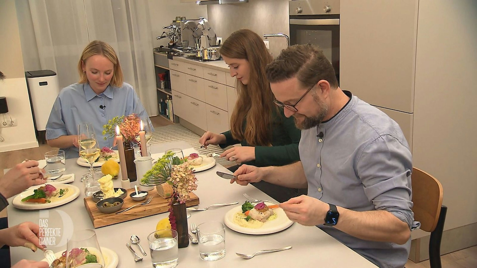 Auch die Hauptspeise erfreut Augen und Gaumen - echt sternemäßig.
(Bild: RTL)