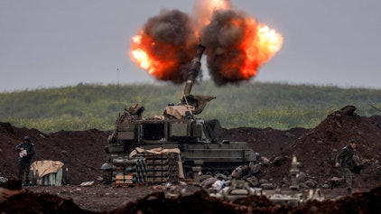 Eine israelische Haubitze schießt auf Stellungen im Libanon.