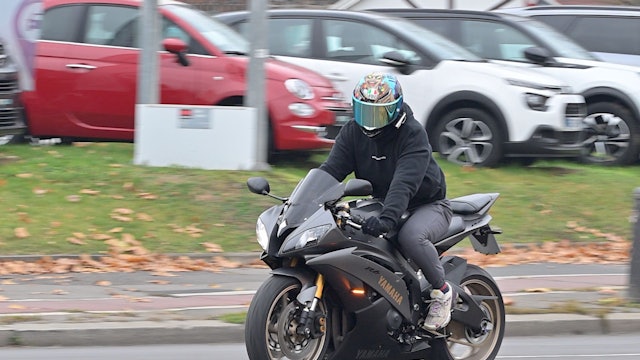 Ein Motorradfahrer blinkt links