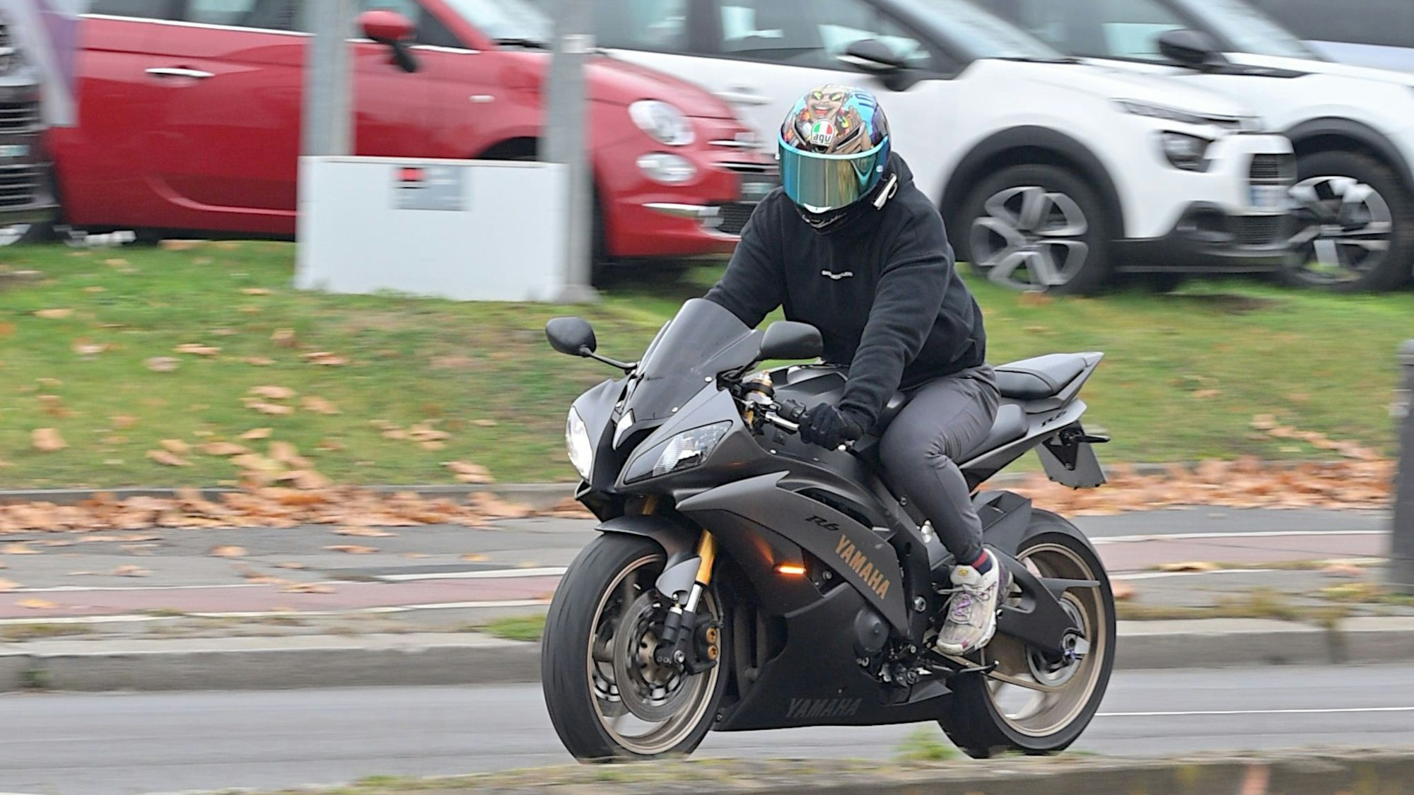 Ein Motorradfahrer blinkt links