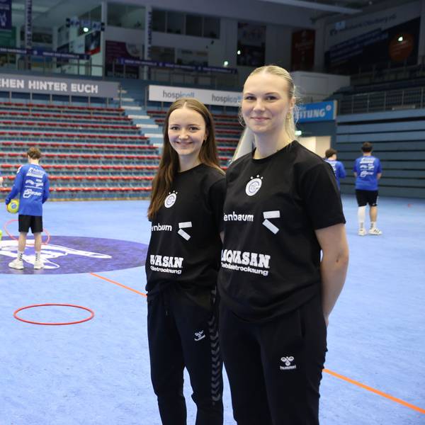 Zu sehen sind zwei junge Handballtrainerinnen.