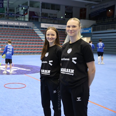 Zu sehen sind zwei junge Handballtrainerinnen.
