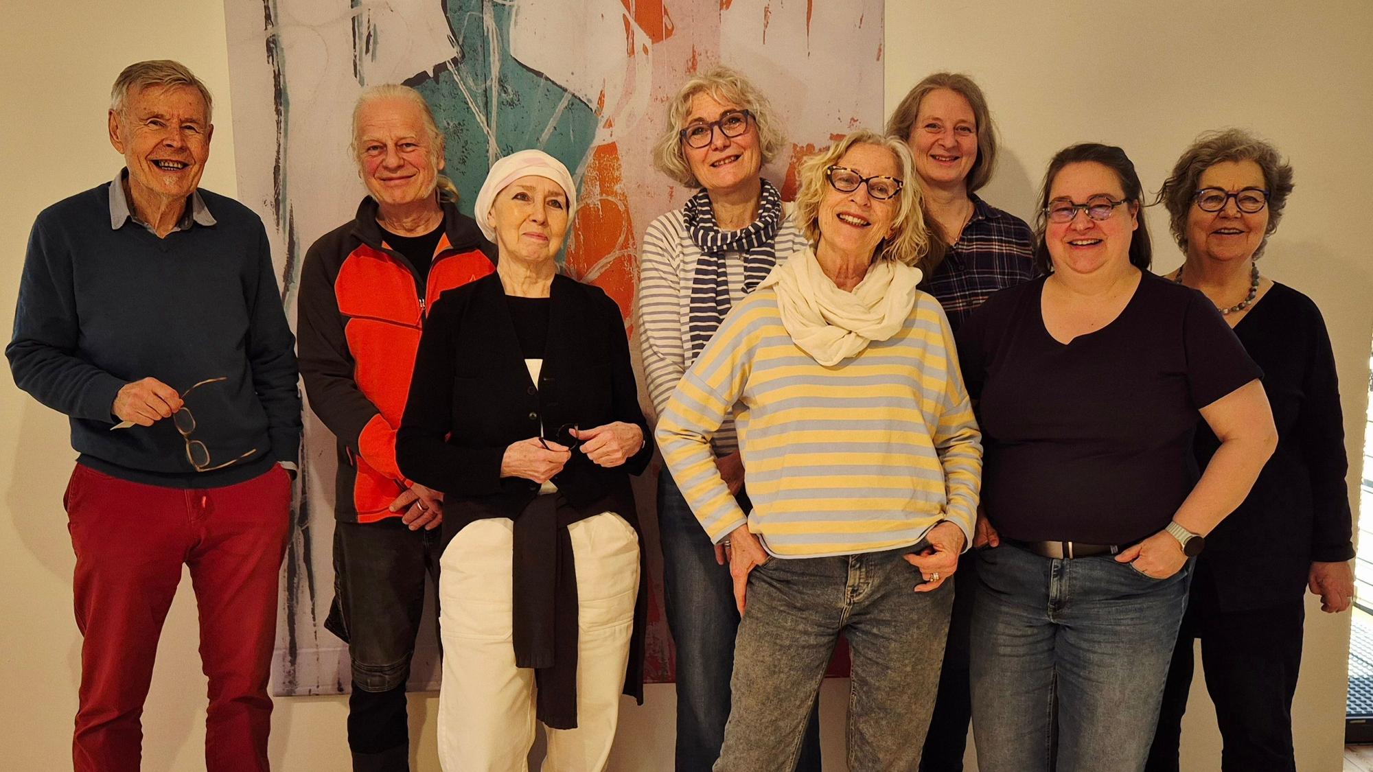 Das Grppenfoto zeigt acht Künstlerinnen und Künstler
