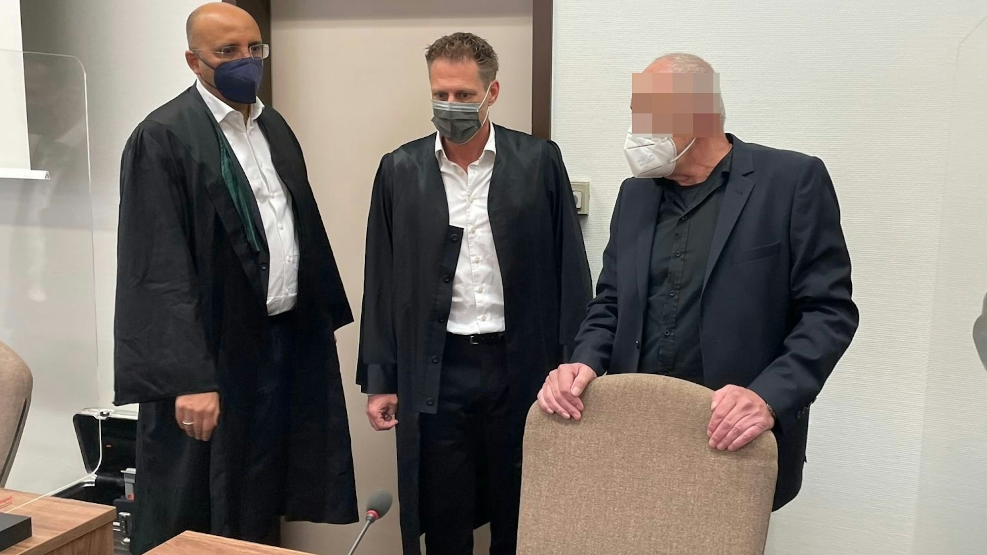 Der Angeklagte Klaus P. mit seinen Verteidigern Abdou Gabbar und Marco Heymann beim Revisionsprozess im Oktober 2021 im Landgericht Köln