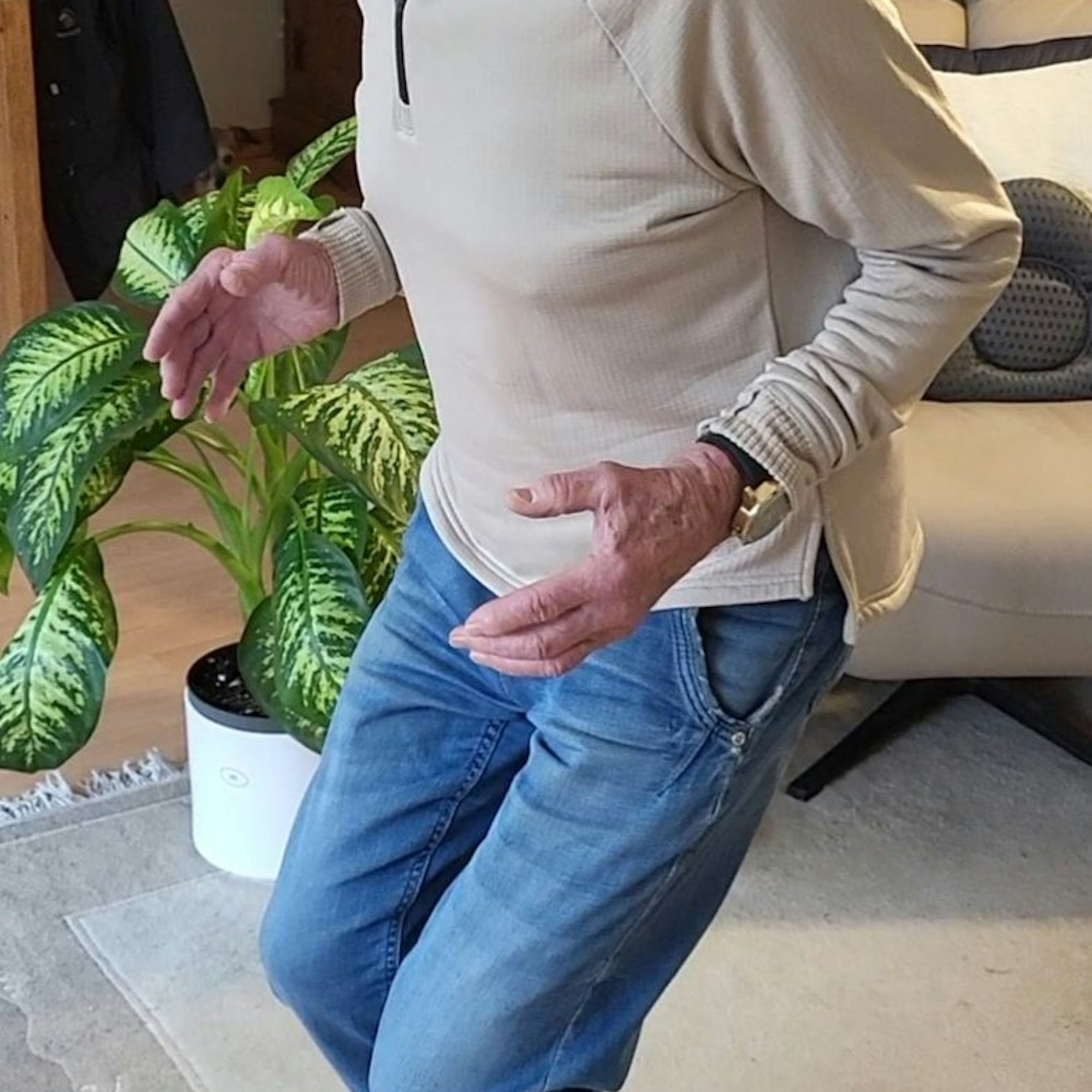 Ein Mann beim Trockentraining in Skifahrerhaltung.