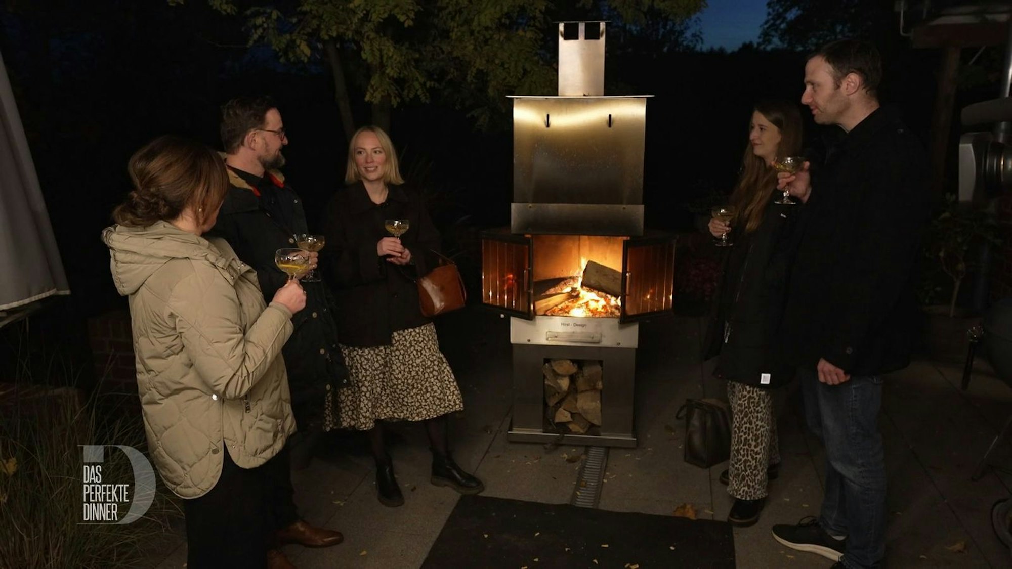 Draußen am Kamin trinken Lilia, Robert, Radost, Alina und Eugenio (v.l.n.r.) ihren Winter-Gin.
(Bild: RTL)