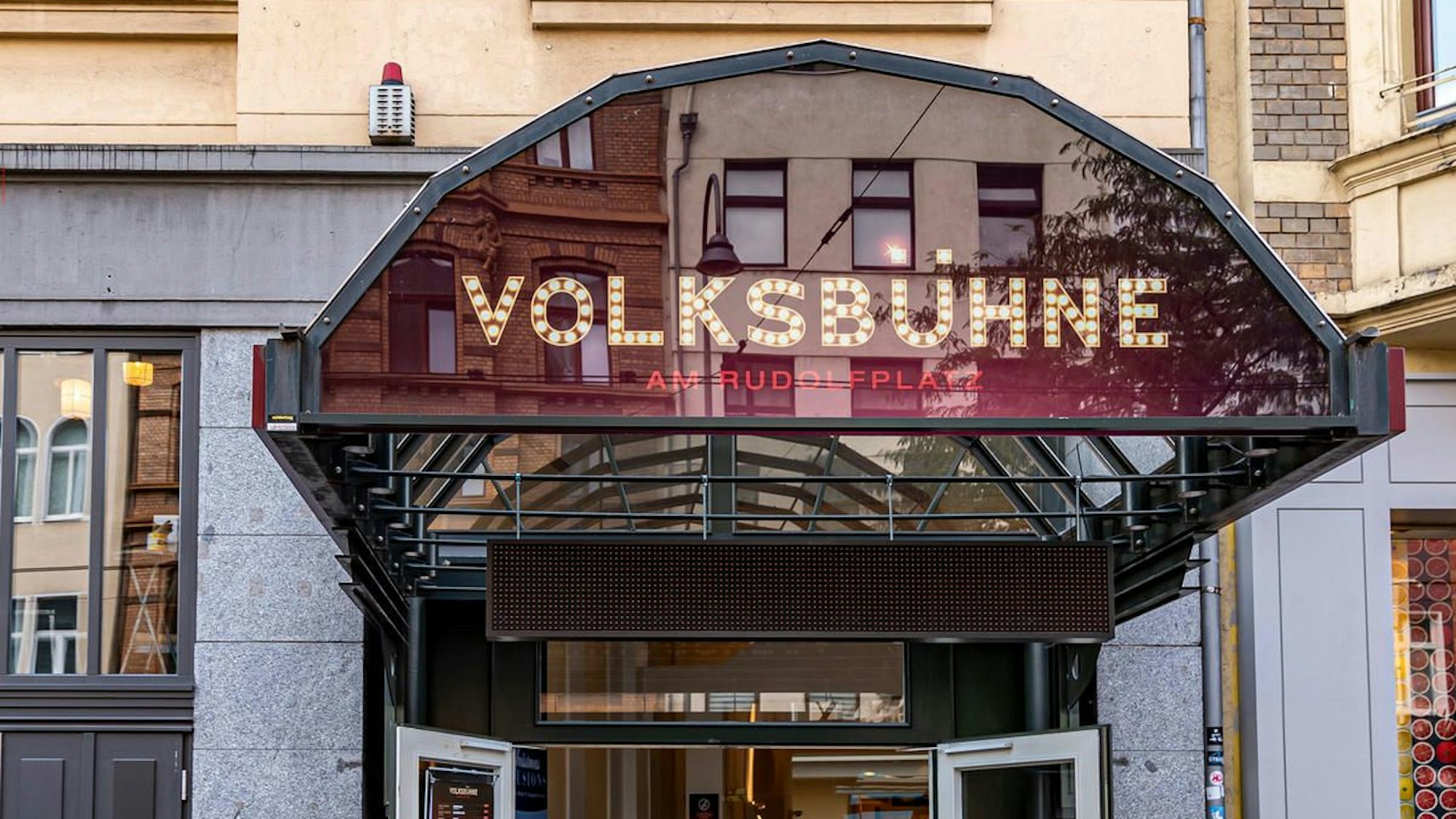 Köln Volksbühne am Rudolfplatz Theater Gebäude Außenansicht
Aufgenommen am: 28.08.2019
Foto: Alexander Roll (Staff)