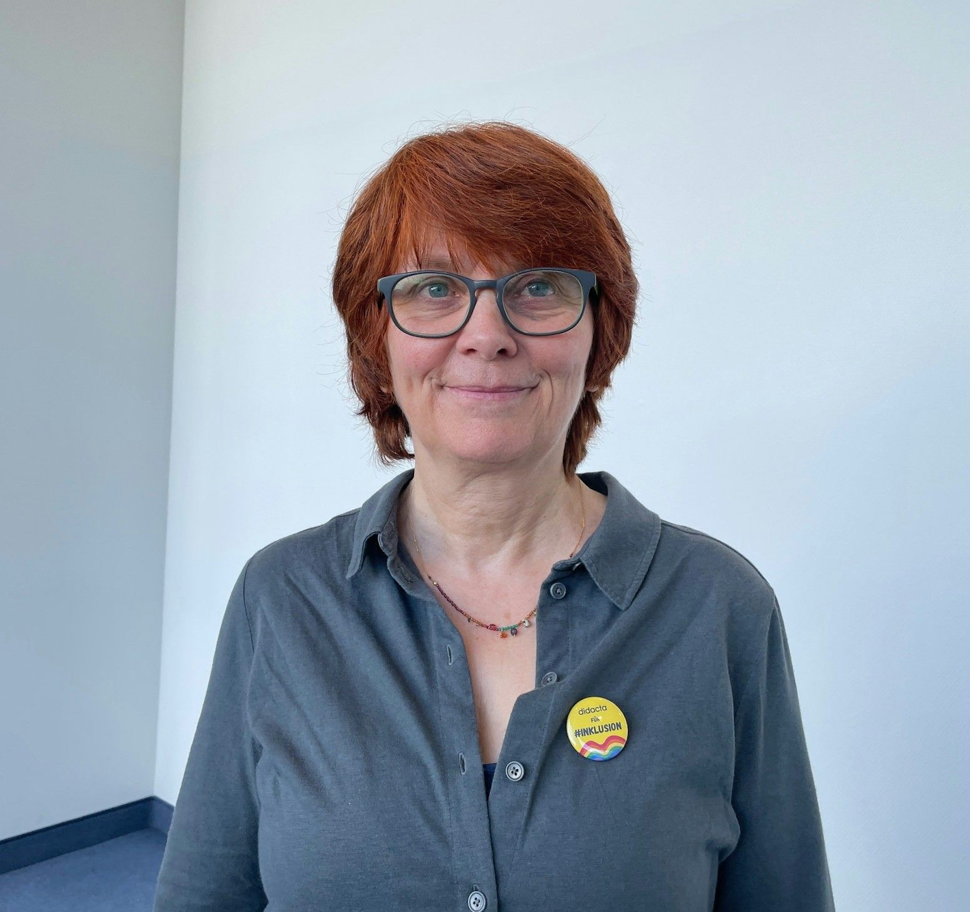 Silke Mertesacker ist Vorständin der Lebenshilfe Köln, sie träg eine rote Kurzhaarfrisur und eine große, graue Brille