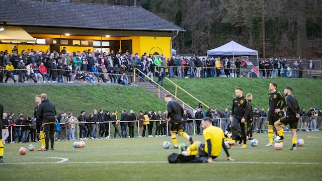 Blick auf das gut gefüllte Waldstadion von Eintracht Hohkeppel.