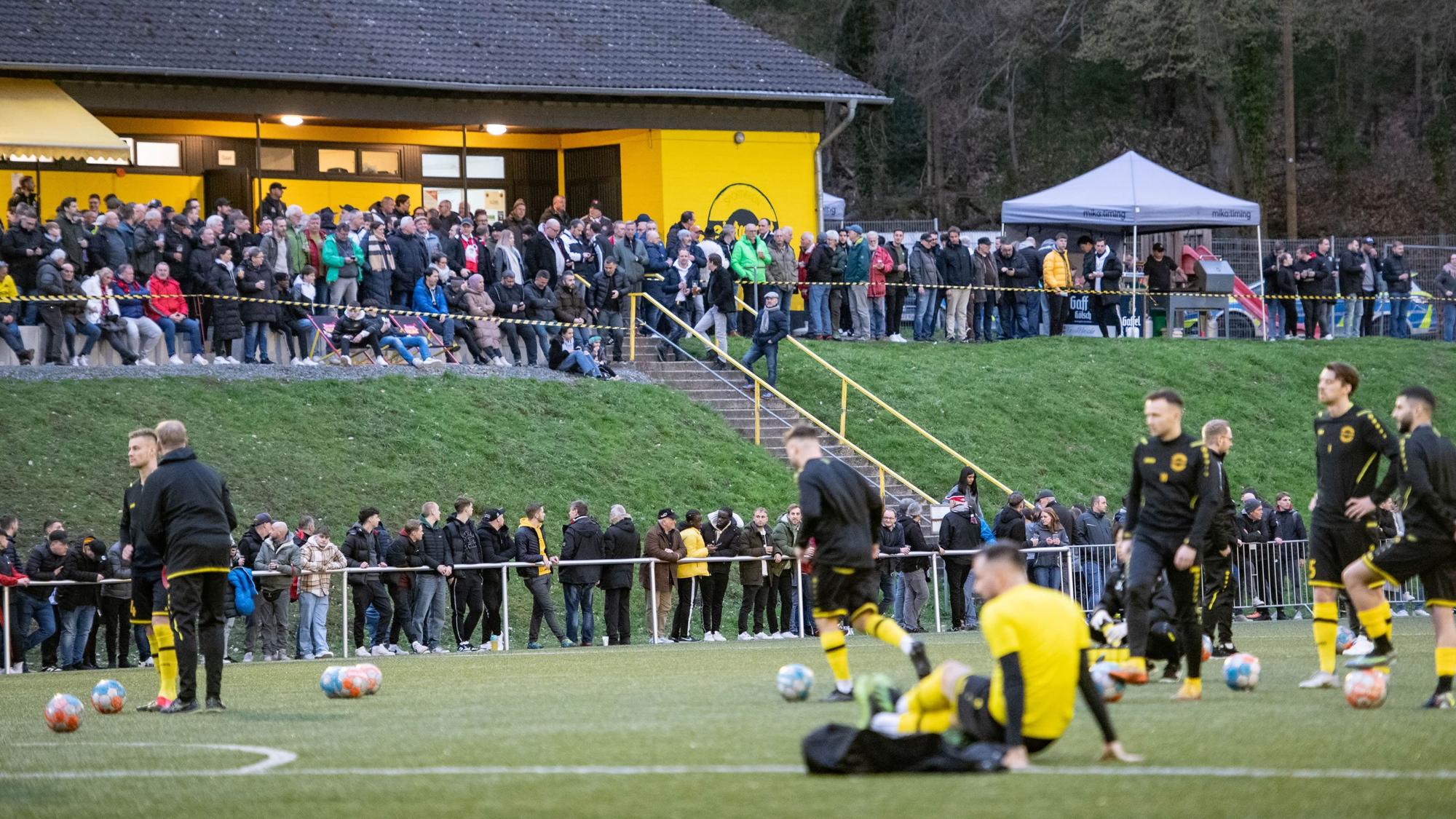 Blick auf das gut gefüllte Waldstadion von Eintracht Hohkeppel.
