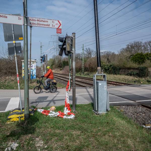 Bahnstreckensanierung: Der Bahnübergang Kurtekotten wird demnächst gesperrt. Bild: Ralf Krieger