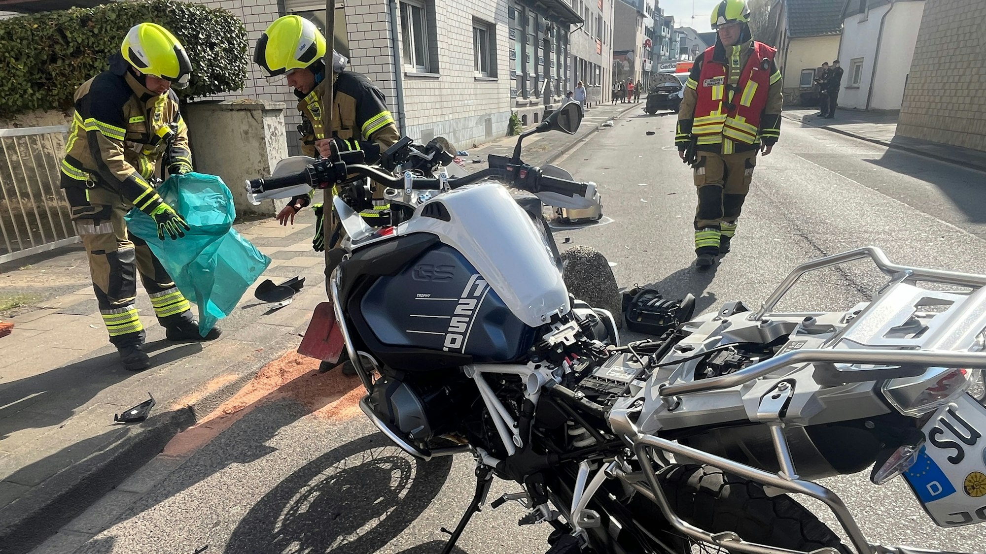 Das Motorrad wurde schwer beschädigt, selbst der Sattel wurde abgerissen.